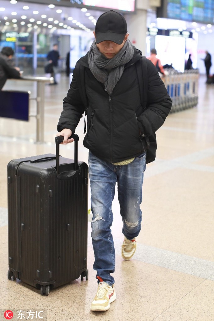 新浪娱乐讯 2018年11月18日,北京,文章现身机场.