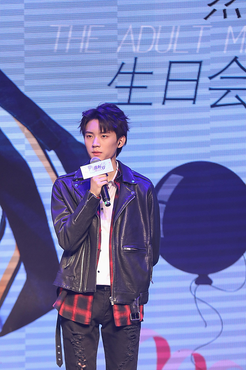 周翊然是一位时尚界的新星,他在去年11月尝试了首套定制化的时尚造型