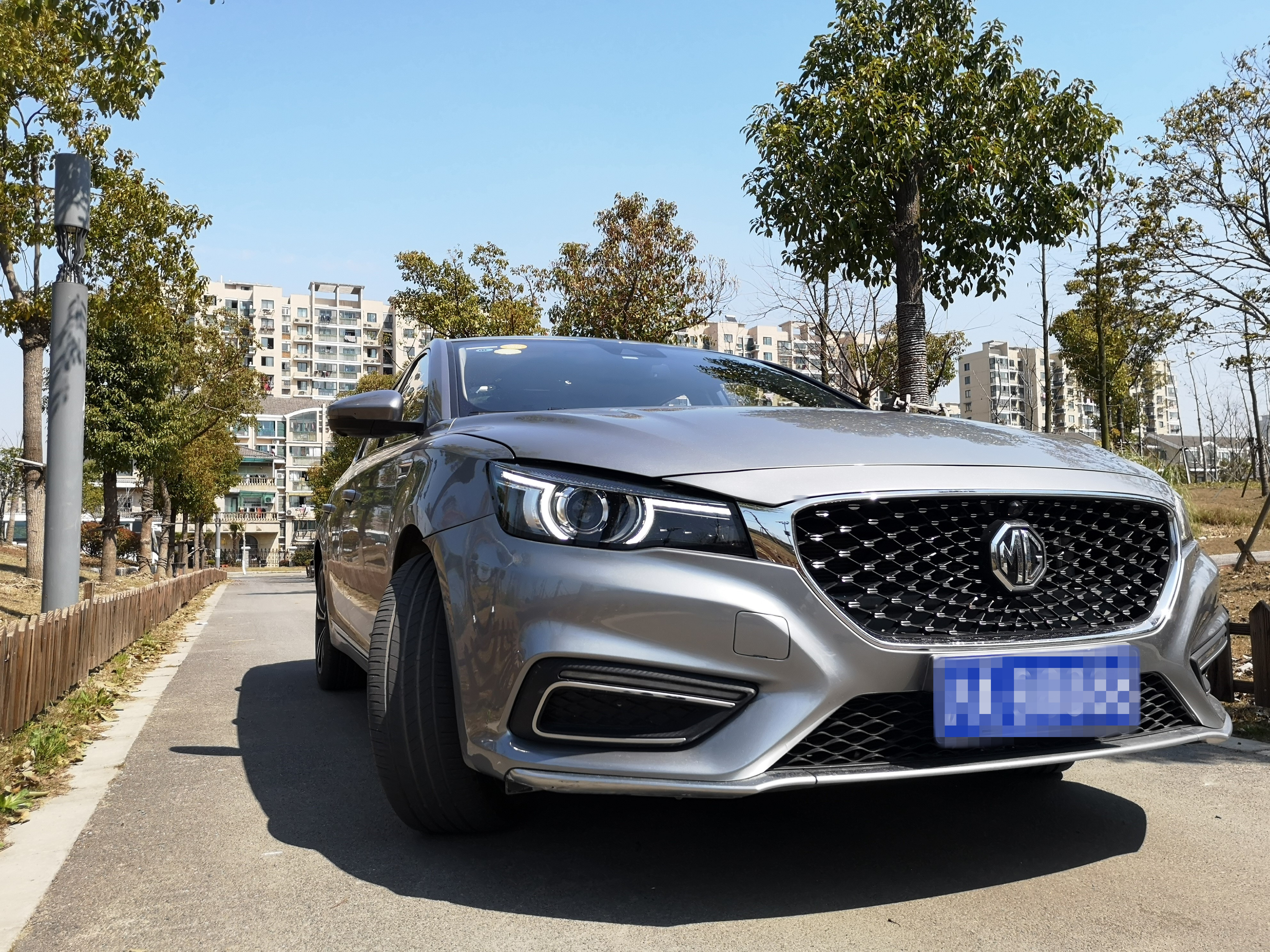 街上的mg6红色的居多,但是我更加喜欢这个碳素灰,充满着战斗气息,所以