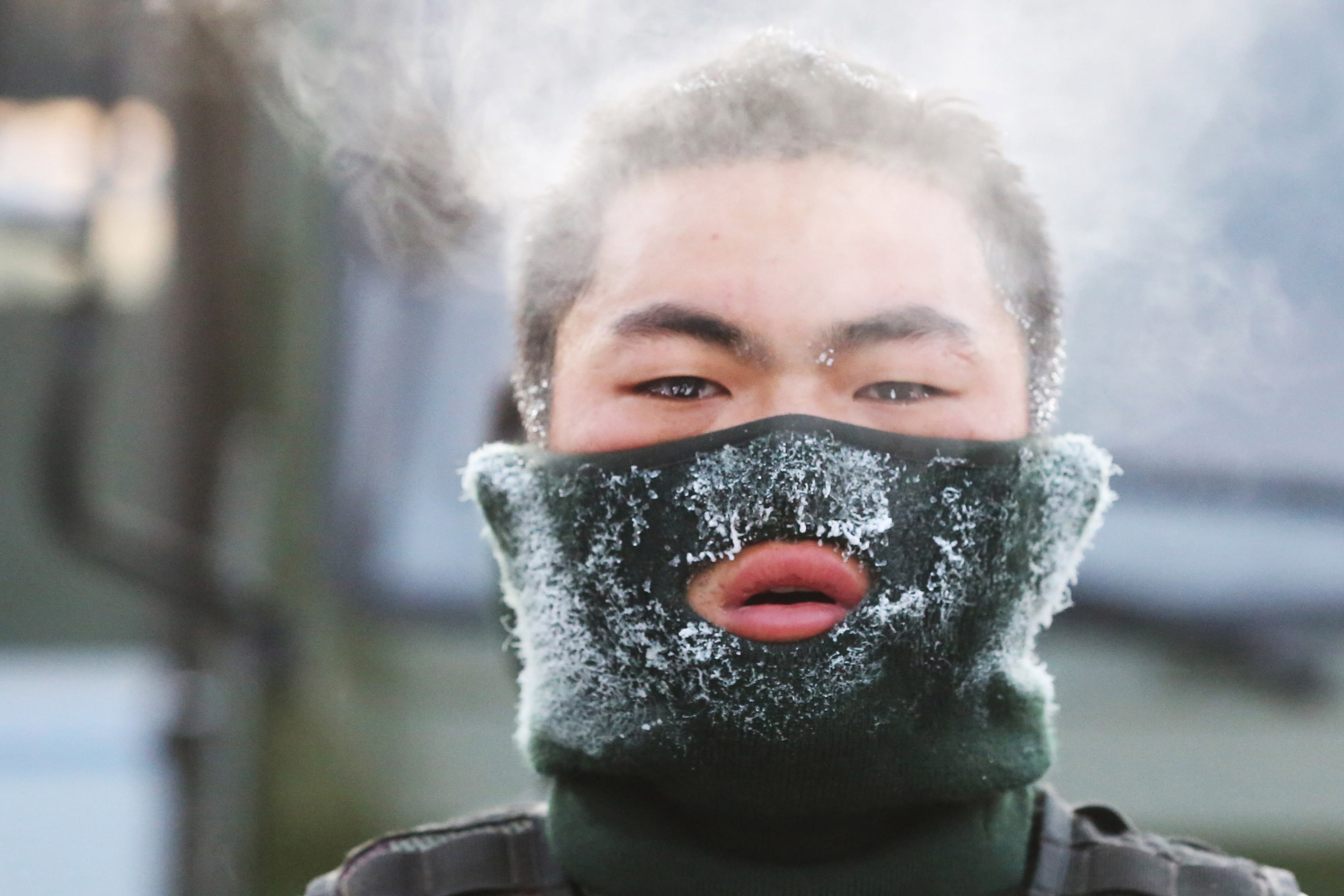 特战队员寒冬武装奔袭:脸上结冰霜,头顶冒汗气,心中腾热血