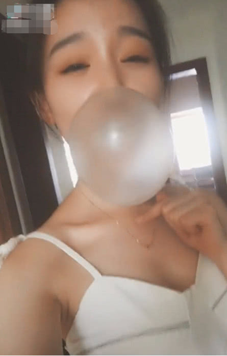 抖音小姐姐吃泡泡糖吹泡泡,本想嘚瑟一下,到最后把脸都弄没了