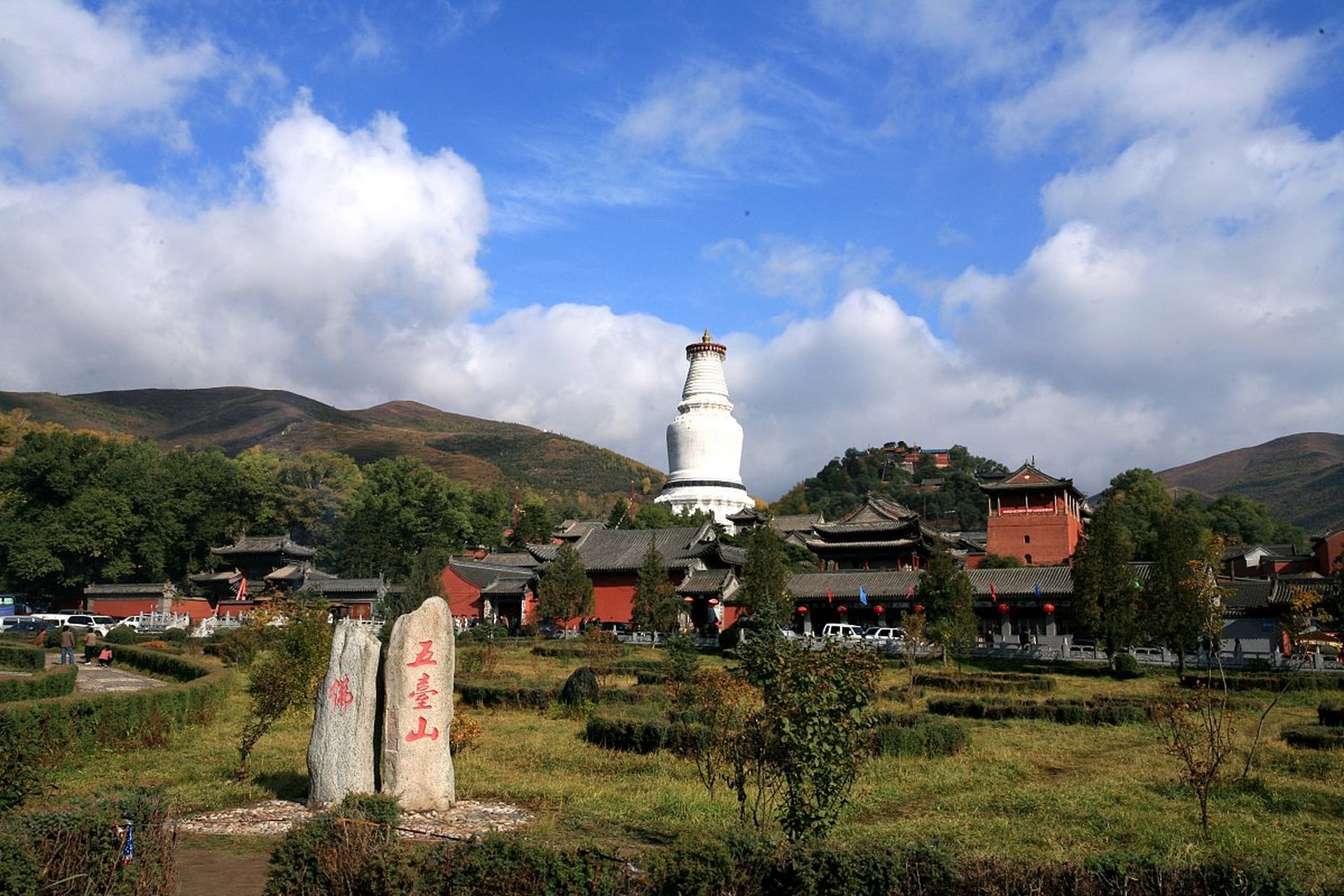 山西省忻州市有许多著名旅游景点,包括五台山,雁门关,平遥古城,云冈