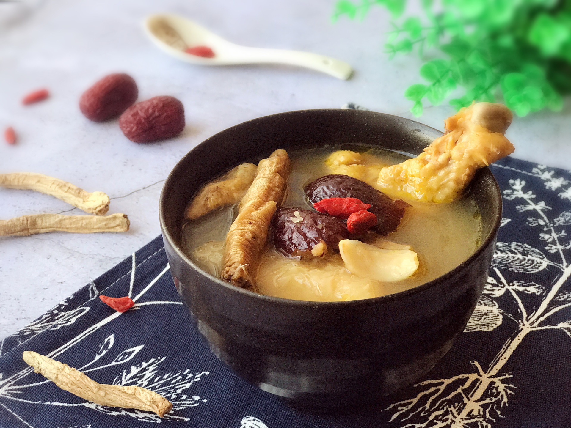 养血安神,健脾和胃,红枣党参煲老鸡