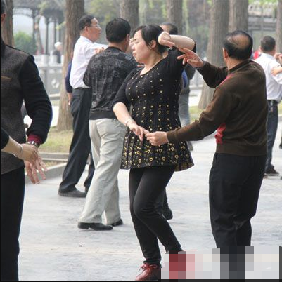 金婚老夫妻因跳广场舞闹离婚,女方怀疑老伴恋上舞伴