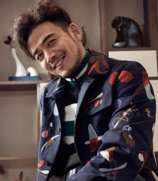 杨烁不仅具有娴熟的演技,还有着阳光俊朗的外表,高达魁梧的身材和灿烂