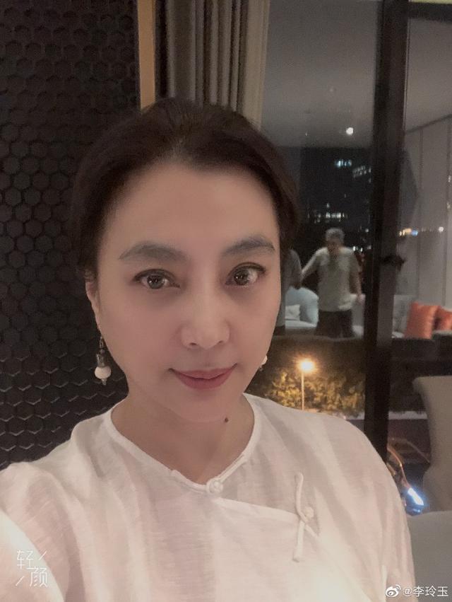玉兔精李玲玉大方晒美照,56岁肌肤光滑富态,网友:眉毛像男人