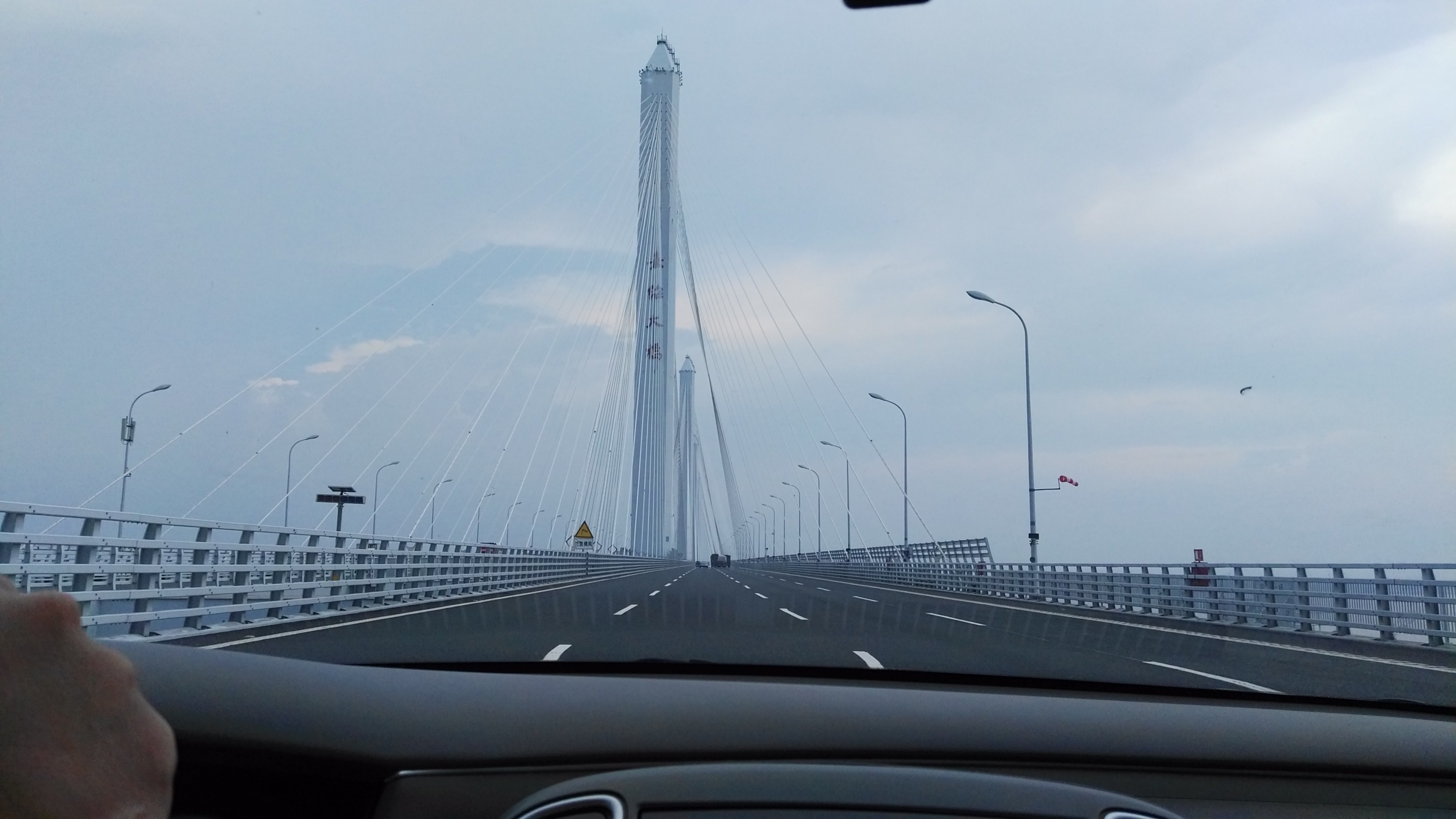 在这么宽敞的大桥上开车,而且可以随时变道,今天桥上的车并不多,所以