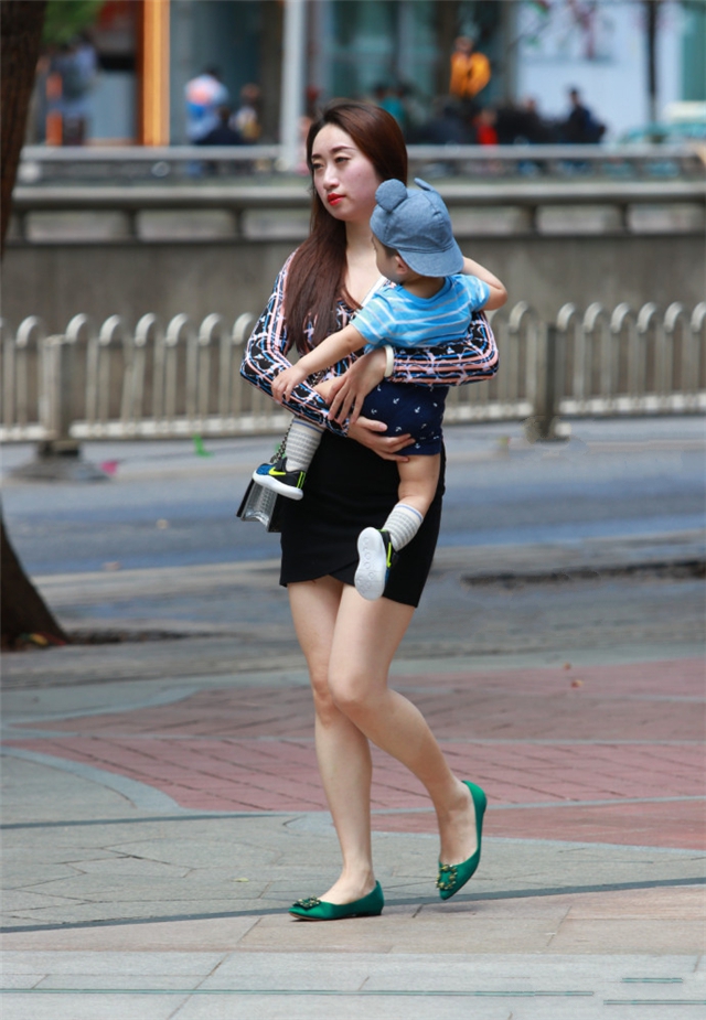 街拍:身材丰腴的性感辣妈,完美身材,完美长相,完美穿搭!