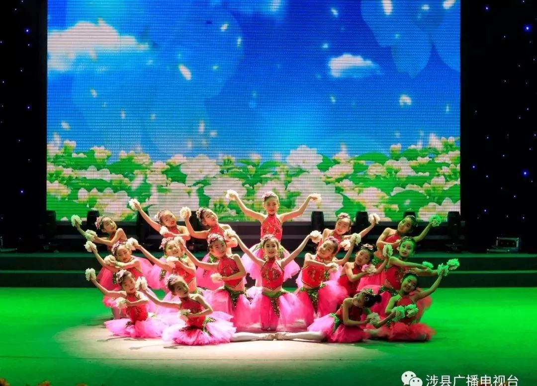 中国》 演唱:贾易天 孙艺垚 赵莹 李佳怡 演出单位: 吉舞舞蹈素质教育
