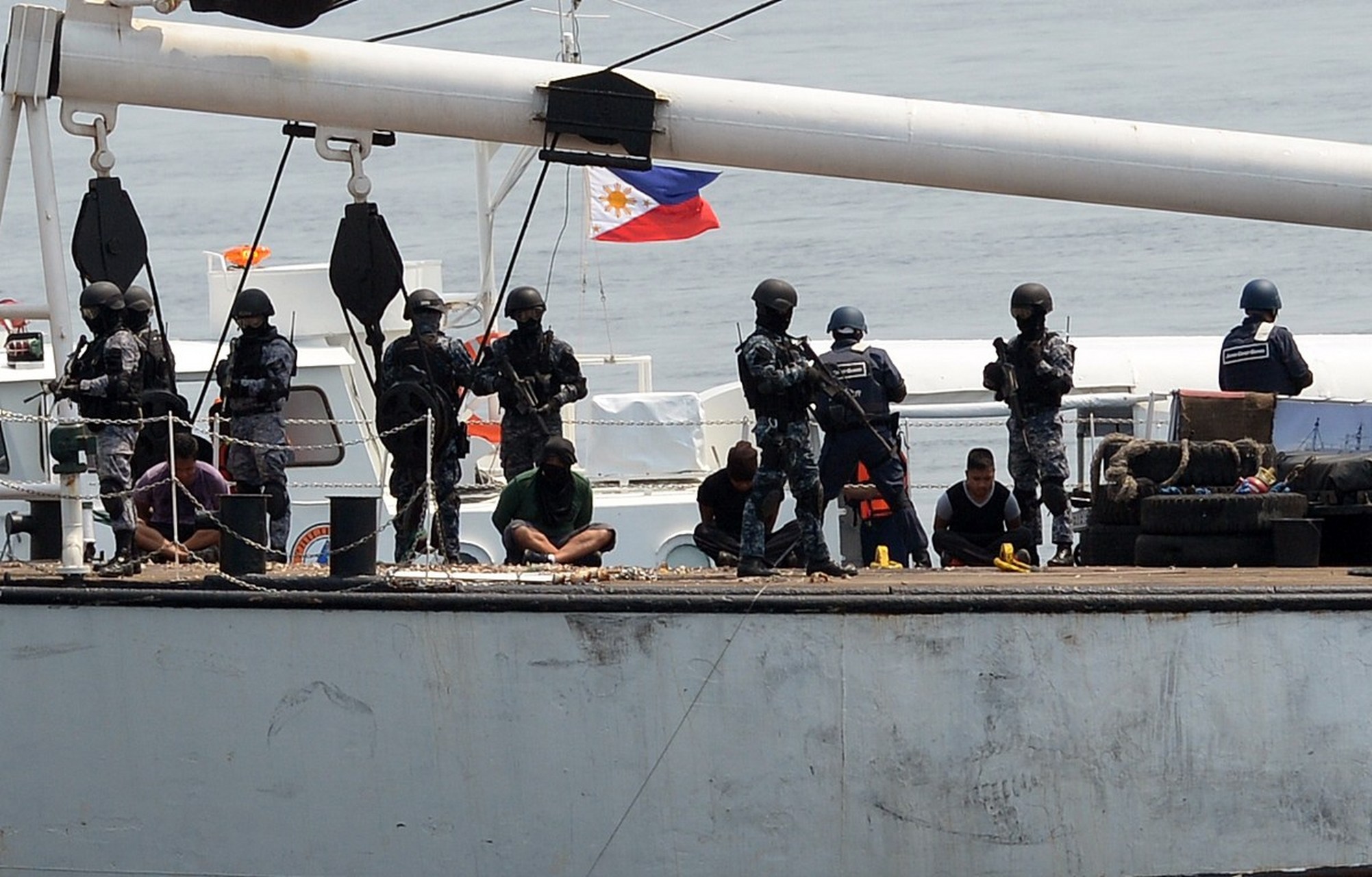 菲律宾指中国军舰危险拦截两艘菲船只  菲律宾海岸警卫队指控中国巡逻