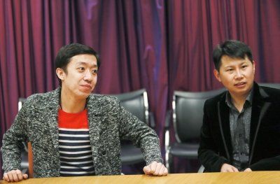 记者:你到底叫何伟还是何云伟?何伟只回应了简单的三个字