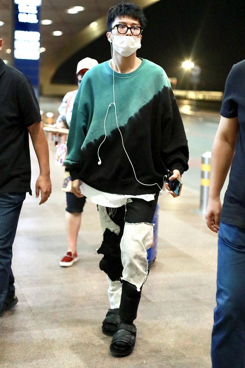 范丞丞街拍:amiri扎染卫衣奶牛纹牛仔裤lv拖鞋 嘻哈帅气