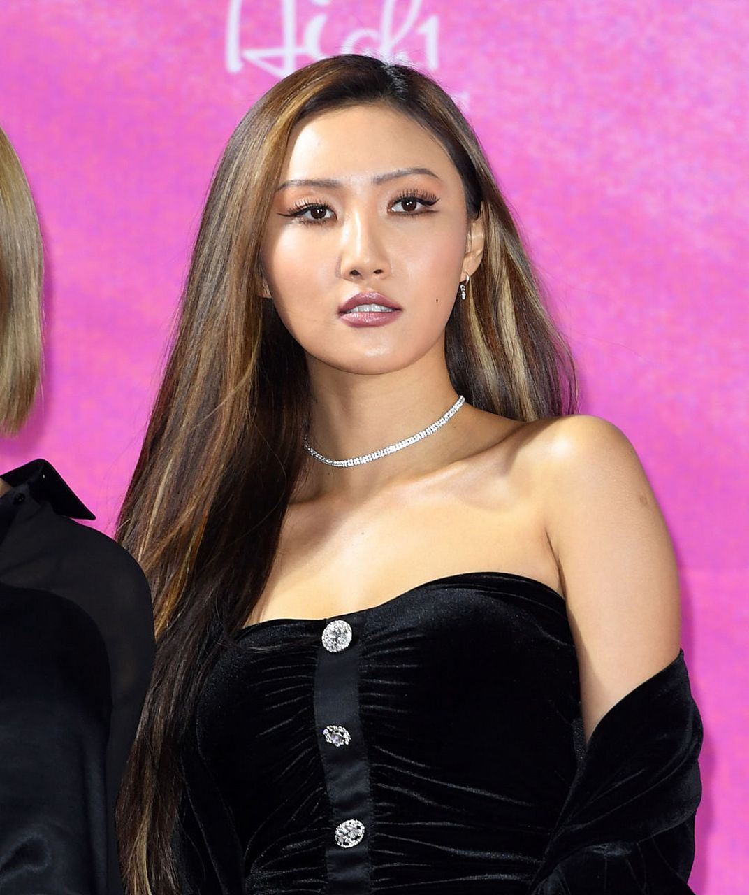 mamamoo成员华莎在成均馆大学庆典舞台上因表演煽情被家长团体举报为