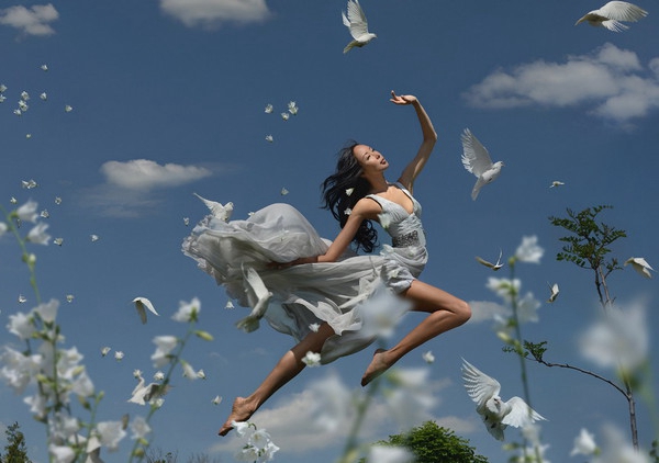 静态图片完美展现出美女的"动态"美,给人无限的遐想!