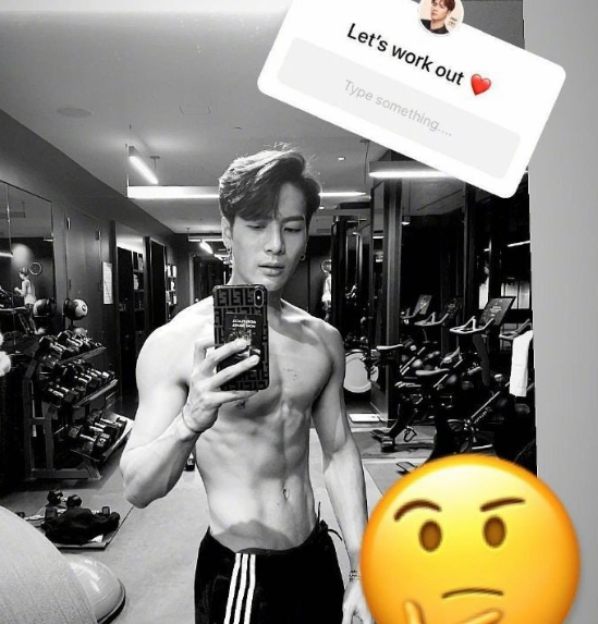 王嘉尔脱衣晒出完美"6块腹肌",照片配文却引热议!