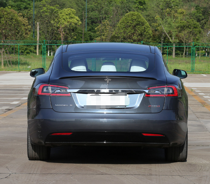 尾部的外观刚开始的时候还是很喜欢,后来看习惯了,也就觉得没什么特别