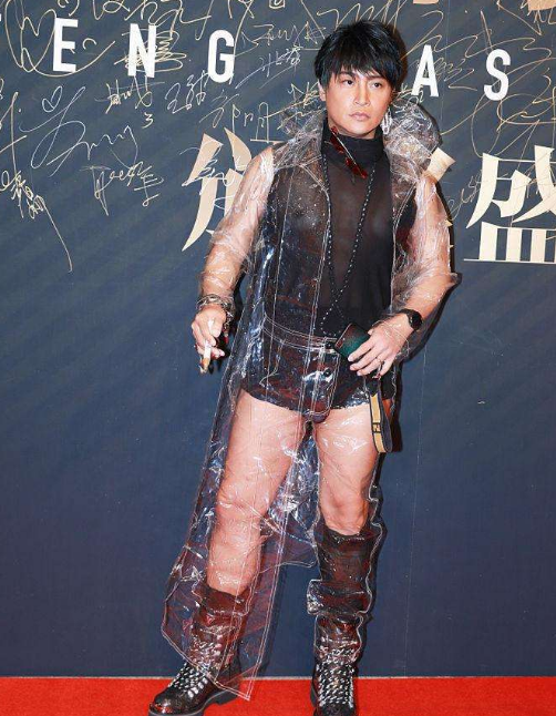 陈志朋走秀中摔倒,高跟鞋直接被甩飞,但回头站起来的样子很帅气