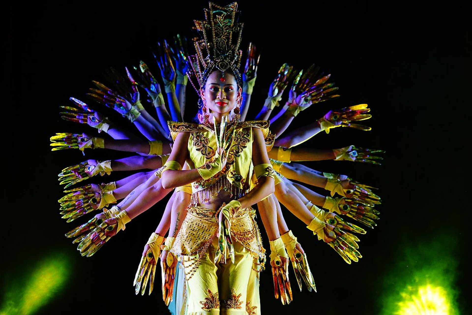 1993年,"千手观音"邰丽华到马来西亚演出,表演完《雀之灵》后,回到