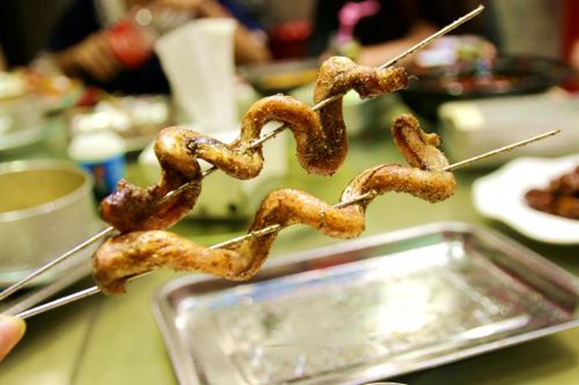 打卡济南夜市#济南夜市美食——烤羊鞭,羊鞭在日常生活中,虽不经常