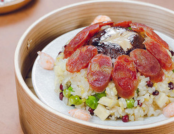 吃腻甜的腊八粥,试试这道咸口香肠八宝饭,软糯腊香,吃得真过瘾