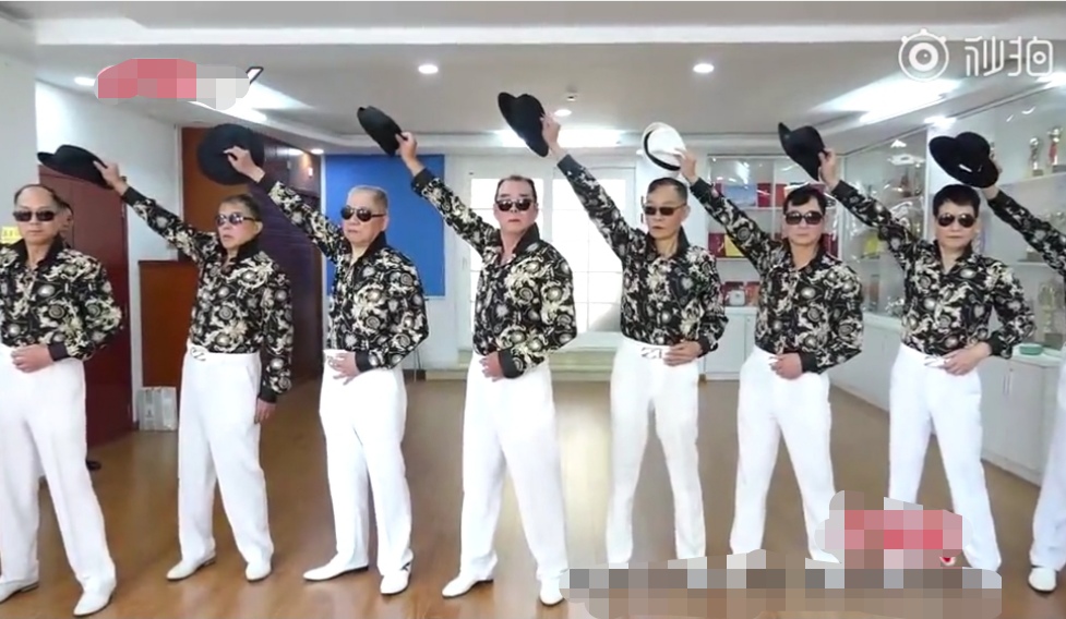 武汉老年男模队,平均年龄68岁,老爹们走起路来太帅气了!