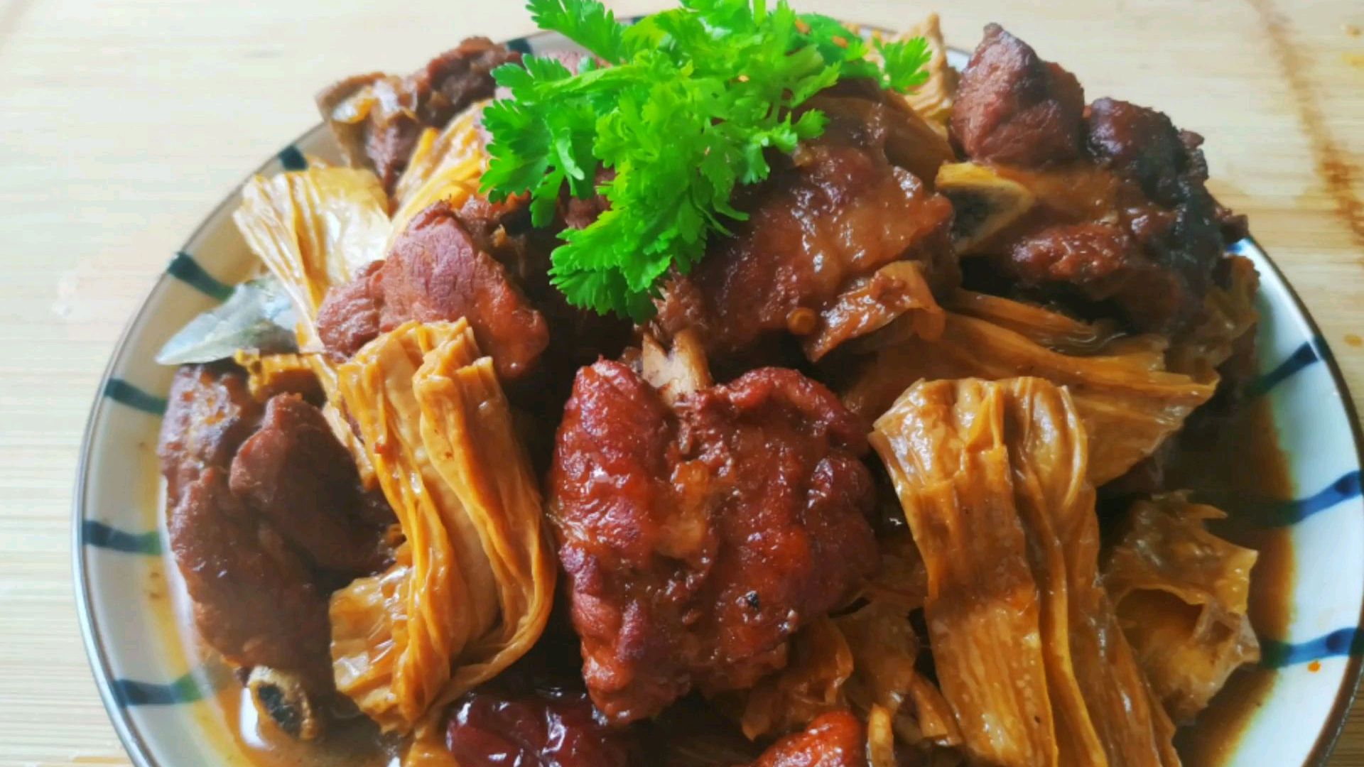 排骨烧腐竹,小燕子做红烧排骨配上腐竹一起,出锅一家三口抢着吃