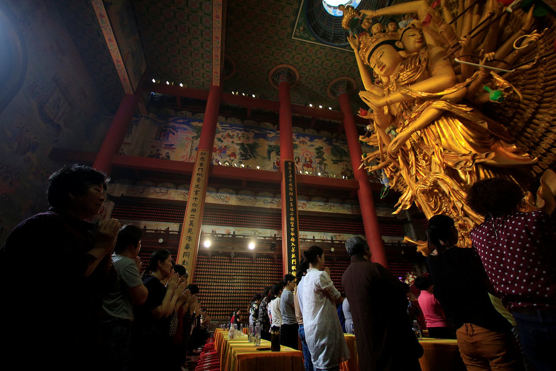 上海东林寺观音阁又称万佛阁,供有万尊观音菩萨,是目前亚洲最高,容纳