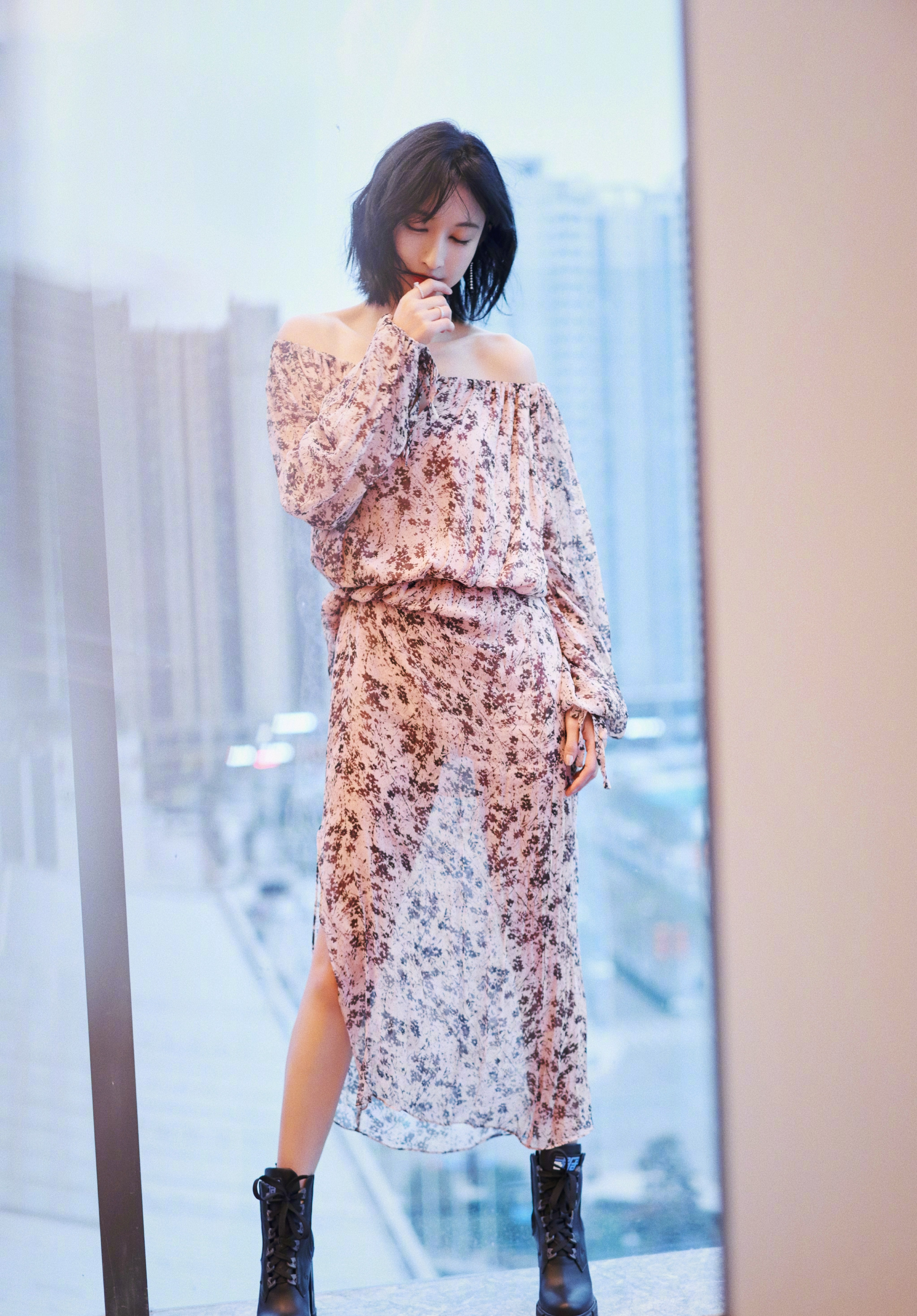 张俪只不过将短发烫卷了,34岁嫩回24岁,早该选这款波波头卷发了