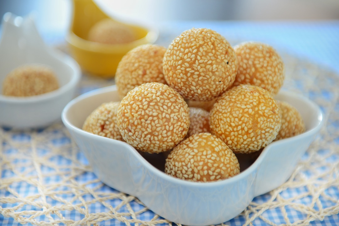 炸麻球新做法,我吃一次就爱上了,满满都是馅料,好吃防贫血