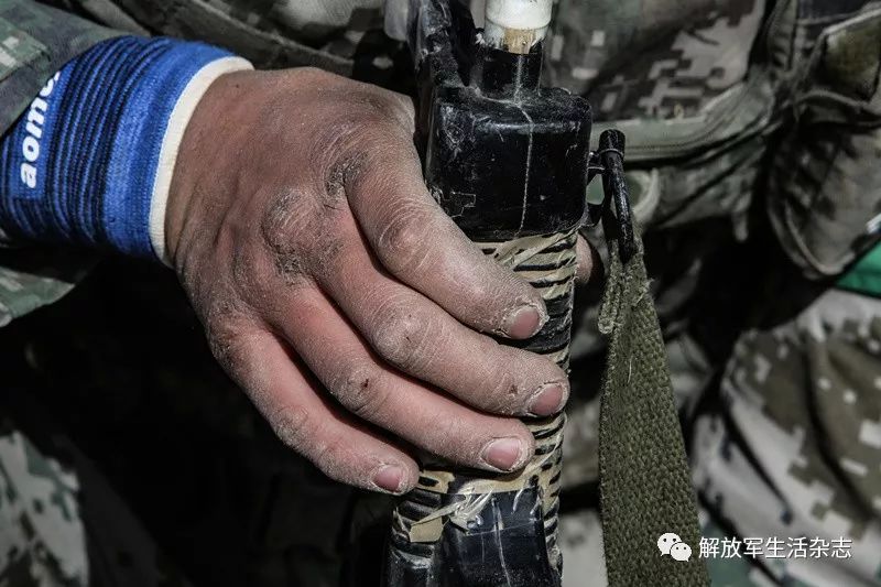 边防战士的手脚图片图片