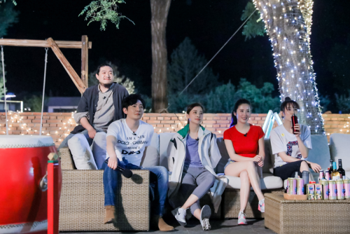 《青春同学会》张彬彬探班秀厨艺 韩东君激动送抱抱