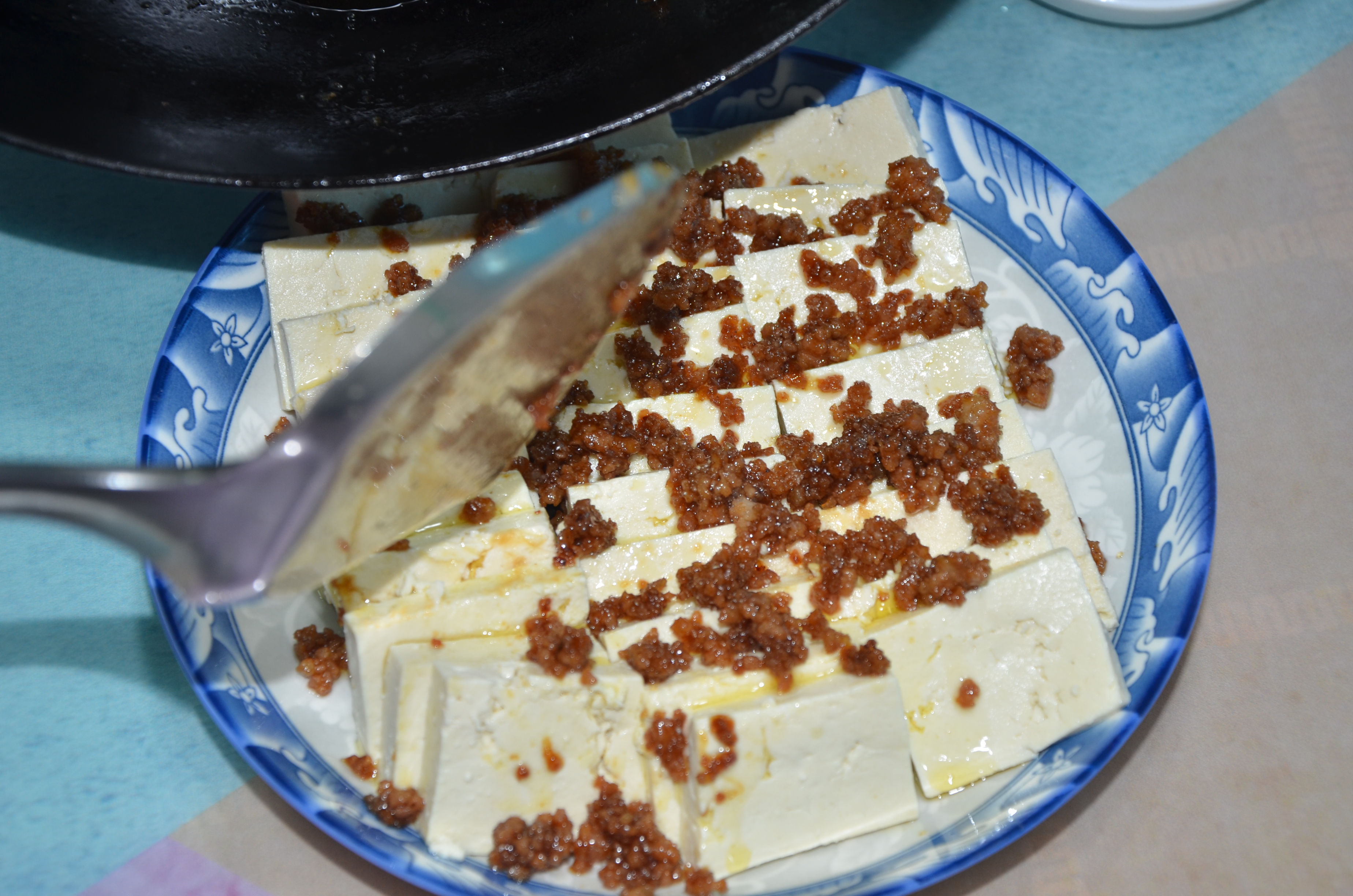 将豆腐叠放于蒸盘,摆盘完毕,即可炒肉 3.