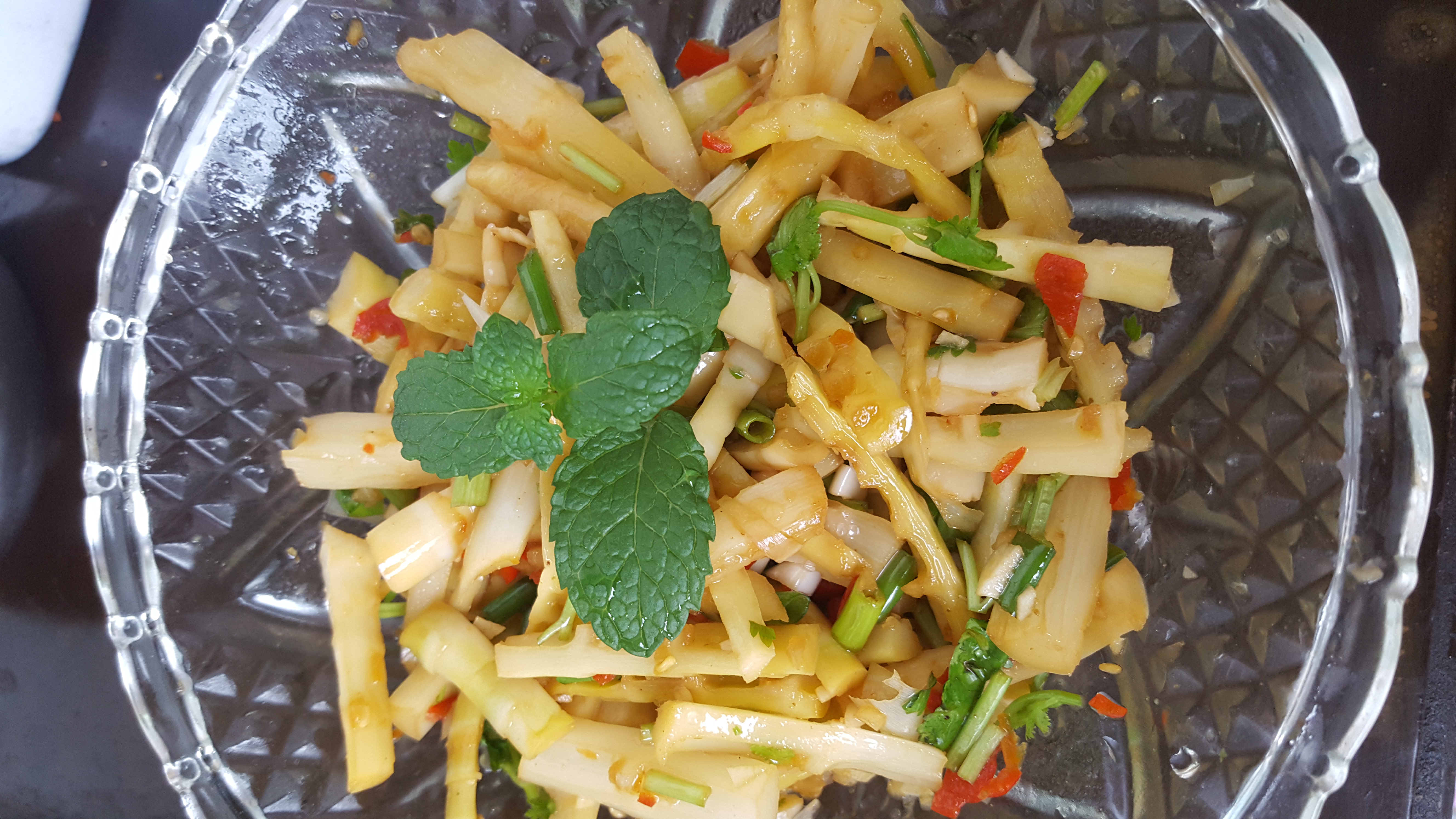 凉拌竹笋,香辣又爽口,比外面拌的还好吃