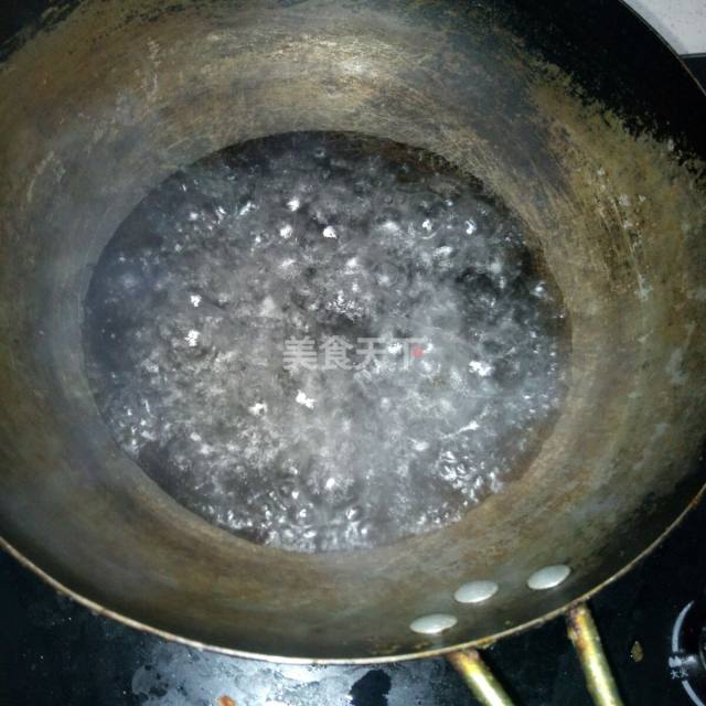 第2步,烧开半碗水