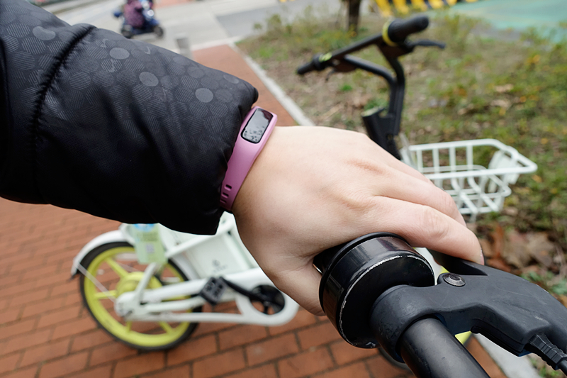 华为智能运动手环3e:专业跑姿指导,创新跑鞋佩戴,50米防水