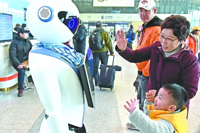 武汉站机器人向导"头雁宝宝"上岗