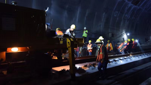我国高铁最大溶洞隧道玉京山隧道铺通