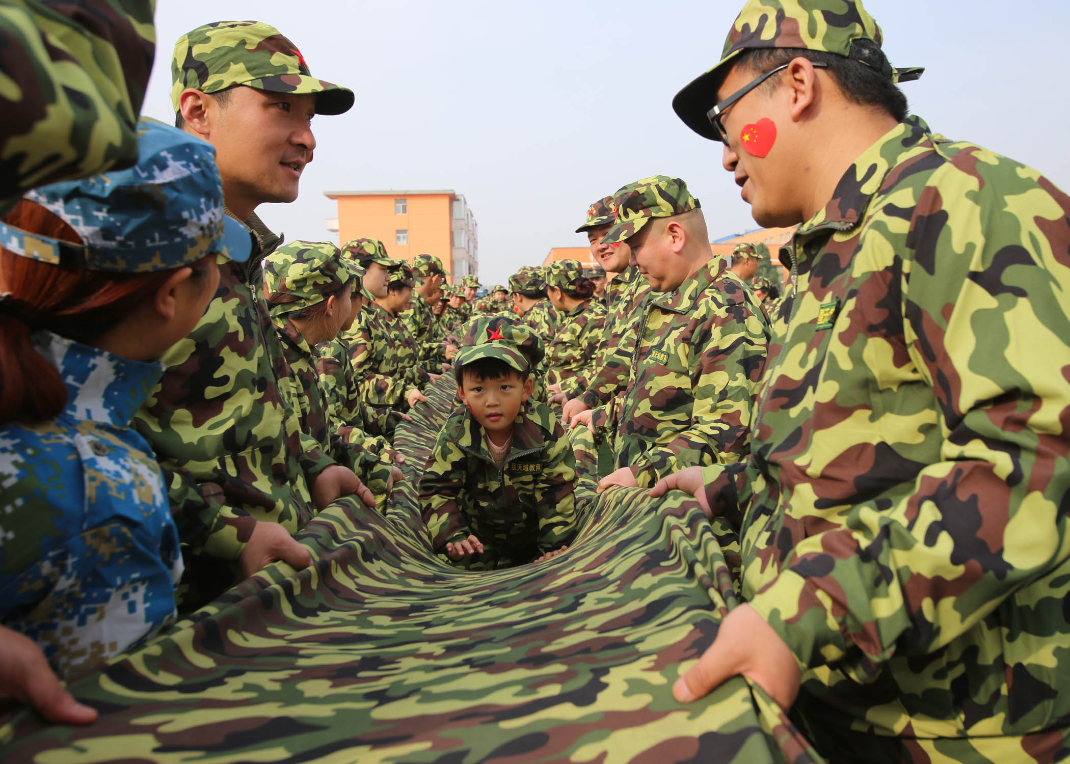 长北铁路幼儿园开展户外《穿越海陆空》大型国防教育亲子拓展活动