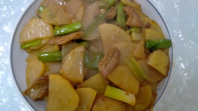 家常土豆片烧肉,简单家常全家爱