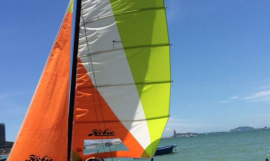 无动力帆船:为休闲型帆船,宽大安全,舒适稳定,船帮较低,可以直接同