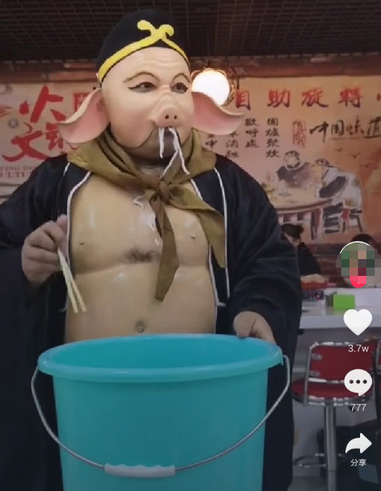 猪八戒流落街头,面馆老板好心请他吃面,结果又被老板哭着请走