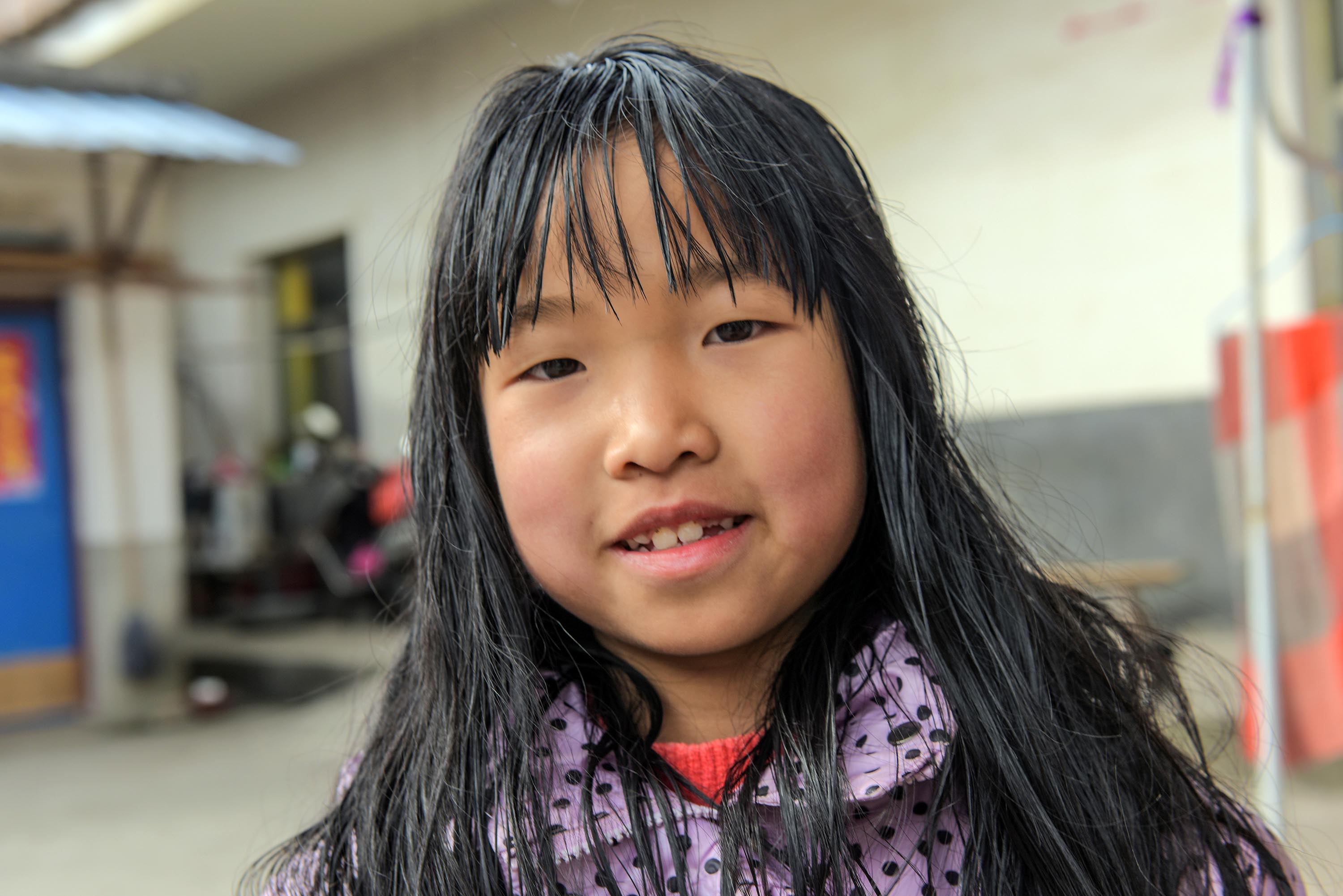 爸爸去世妈妈离家,9岁女孩与爹奶相依为命,只笑不哭