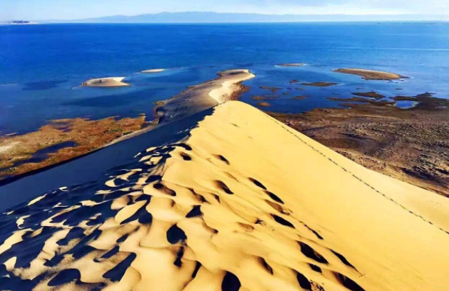 欣赏一组青海湖金沙湾的图片,蓝天白云下的美景.