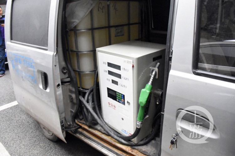 想钱想疯了!男子将面包车改装成"移动加油站"