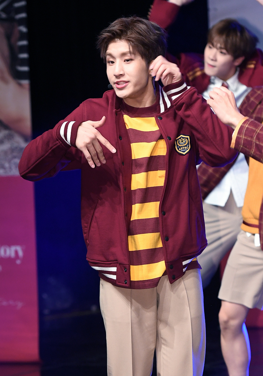 近日,娱乐圈中的知名人物蔡徐坤和姚译添在一次节目录制中,蔡徐坤