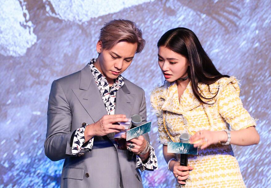 林允亮相《战神纪》发布会大秀美腿,和陈伟霆亲密互动小动作不断