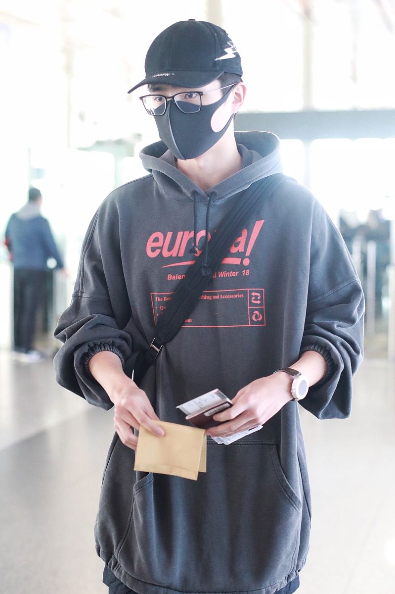 刘昊然连帽卫衣 棒球帽,上演帅酷男友风