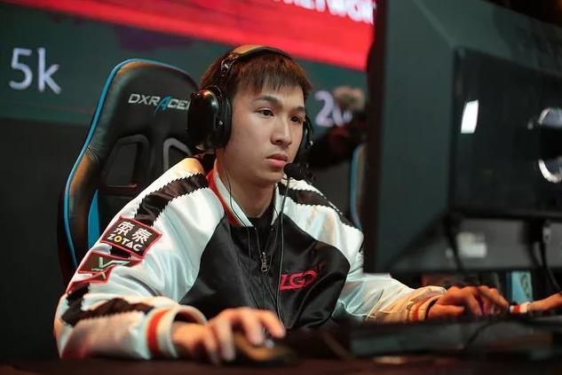 今年,杨沈仪以psg.lgd战队的身份出现在舞台上.