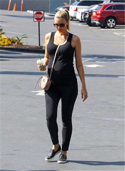 女星paige butcher现身街头 转载自百家号作者:落日映苍穹天空