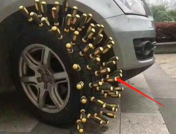 奥迪q5l停在路边,轮胎被扎成"刺猬",网友:真心疼